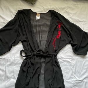 Mesh robe with rose embroidery